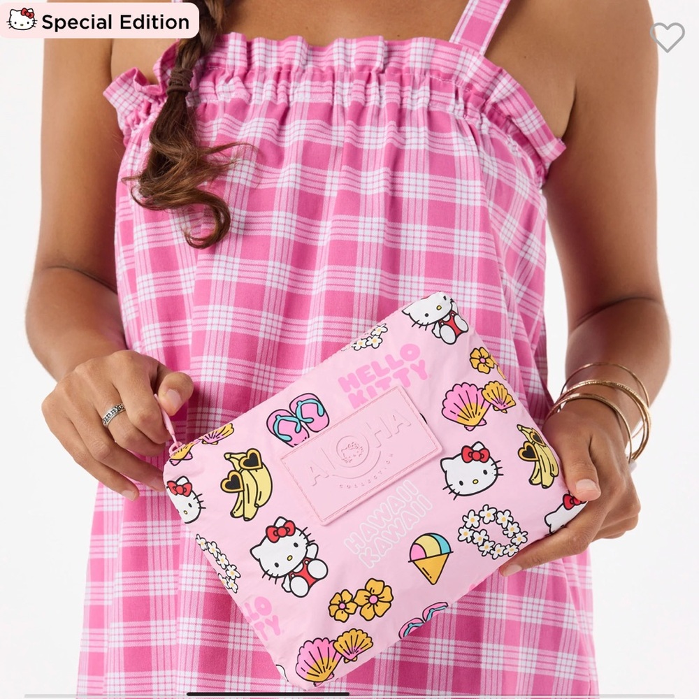 NWT ALOHA collection x hello kitty small pouch